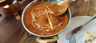 Hint yemekleri köri, baharat sosu ve naan ekmeği de dahil..