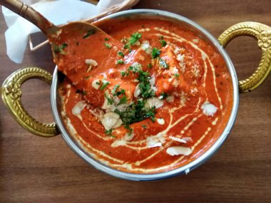 Hint yemekleri köri, baharat sosu ve naan ekmeği de dahil..