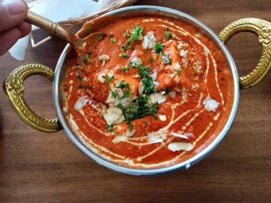 Hint yemekleri köri, baharat sosu ve naan ekmeği de dahil..