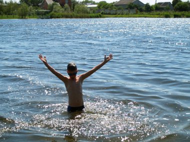 Nehirde yüzmek ve sahip eğlenceli çocuklar