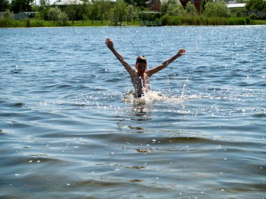 Nehirde yüzmek ve sahip eğlenceli çocuklar