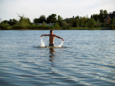 Nehirde yüzmek ve sahip eğlenceli çocuklar