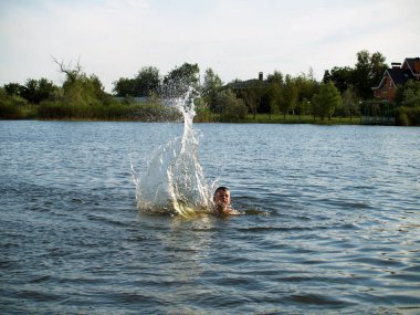 Nehirde yüzmek ve sahip eğlenceli çocuklar