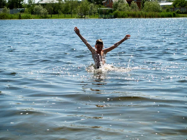 Κολυμπήστε Και Έχοντας Διασκέδαση Παιδιών Στο Ποτάμι — Φωτογραφία Αρχείου