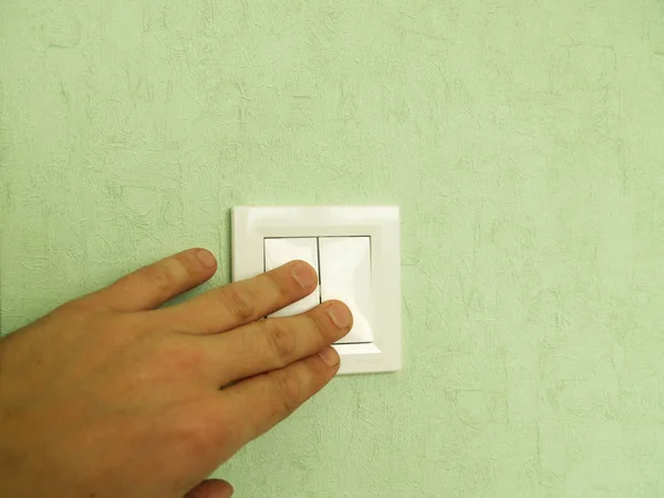 Ręka Wyłącza Światło Przełącznik Znajdujący Się Ścianie — Zdjęcie stockowe