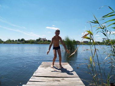 Çocuk şımartmanızı nehrin atlama ve having fun