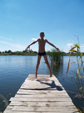 Çocuk şımartmanızı nehrin atlama ve having fun