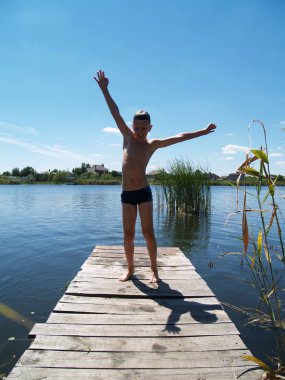 Çocuk şımartmanızı nehrin atlama ve having fun