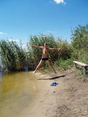 Çocuk şımartmanızı nehrin atlama ve having fun