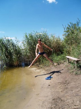 Çocuk şımartmanızı nehrin atlama ve having fun