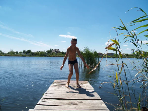 Çocuk şımartmanızı nehrin atlama ve having fun