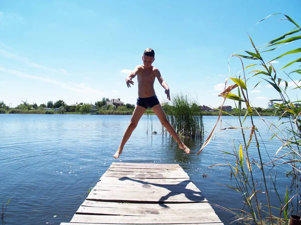 Çocuk şımartmanızı nehrin atlama ve having fun