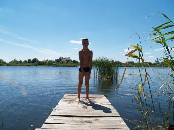 Çocuk şımartmanızı nehrin atlama ve having fun