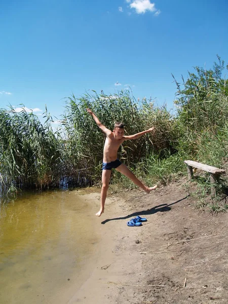 Pojke Hänger Sig Floden Hoppa Och Roligt — Stockfoto