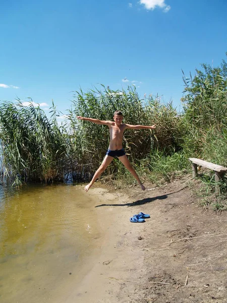 Junge Vergnügt Sich Beim Flussspringen Und Hat Spaß — Stockfoto