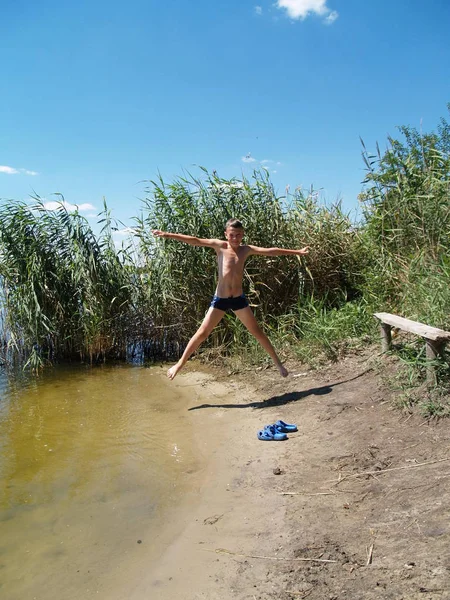 Garçon Livre Rivière Sauter Avoir Plaisir — Photo