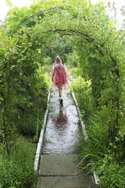 Chica bajo la lluvia — Foto de Stock