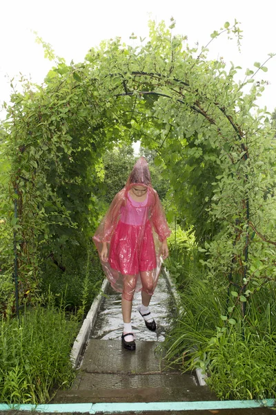Chica bajo la lluvia — Foto de Stock
