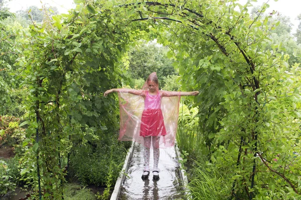 Chica bajo la lluvia — Foto de Stock