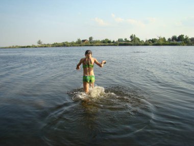 Çocuk nehir kıyısındaki cesedine çamur bulaştırıyor.