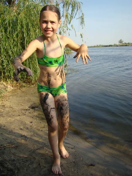 小孩在河岸上涂上了河泥 — 图库照片