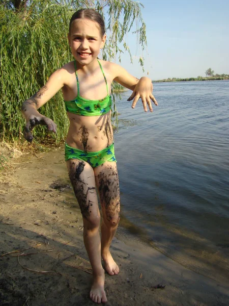 Niño Pone Barro Río Cuerpo Orilla Del Río —  Fotos de Stock