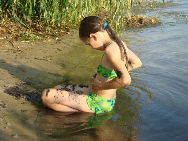 Kind Legt Sich Ufer Flussschlamm Auf Den Körper — Stockfoto