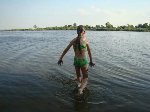 Kind Legt Sich Ufer Flussschlamm Auf Den Körper — Stockfoto