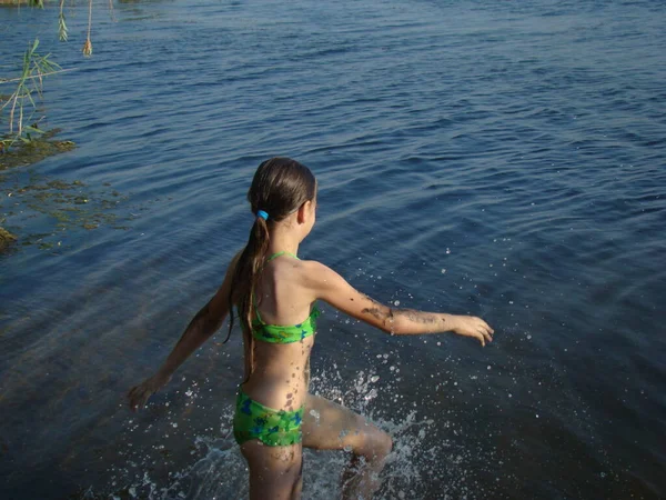 Kind Legt Sich Ufer Flussschlamm Auf Den Körper — Stockfoto