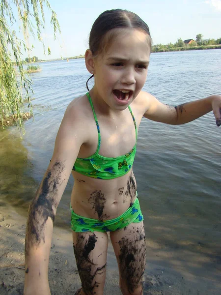 Kind Legt Sich Ufer Flussschlamm Auf Den Körper Stockfoto
