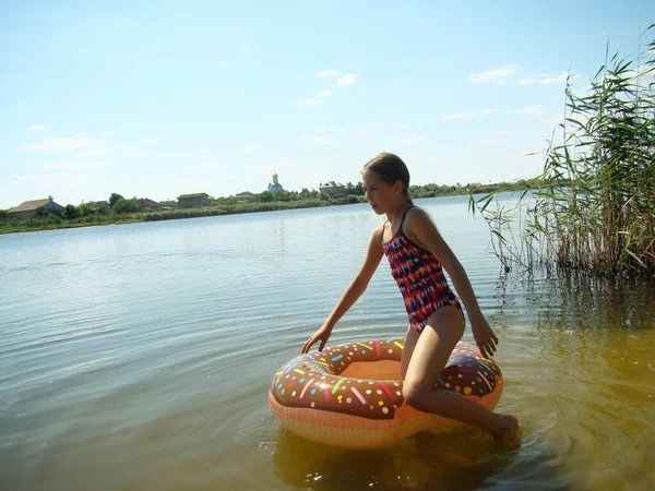 Παιδί Κολυμπά Στο Ποτάμι Φουσκωτό Κύκλο Μορφή Ντόνατ — Φωτογραφία Αρχείου