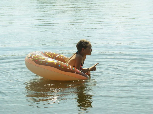 Bambino Nuota Nel Fiume Cerchio Gonfiabile Sotto Forma Ciambella — Foto Stock