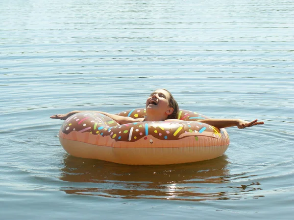 Kind Zwemt Rivier Een Opblaasbare Cirkel Vorm Van Een Donut — Stockfoto