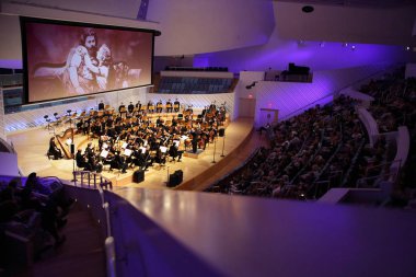 Miami, Florida - yeni dünya senfoni konser salonu üzerinde projeksiyonlar Yeni Dünya Merkezi Binası ile görsel-işitsel konser 10 yıl kutluyor 20 Ocak 2018.