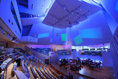 MIAMI, FLORIDA - 20 HAZİRAN 2018 The New World Symphony, konser salonu yelkenleri projeksiyonlarıyla görsel ve işitsel performanslar yaratarak 7 yılı kutluyor.