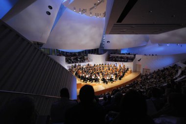 MIAMI, FLORIDA - 20 HAZİRAN 2018 The New World Symphony, konser salonu yelkenleri projeksiyonlarıyla görsel ve işitsel performanslar yaratarak 7 yılı kutluyor.