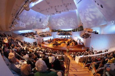 MIAMI, FLORIDA - 20 HAZİRAN 2018 The New World Symphony, konser salonu yelkenleri projeksiyonlarıyla görsel ve işitsel performanslar yaratarak 7 yılı kutluyor.