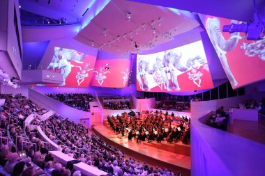 MIAMI, FLORIDA - 20 HAZİRAN 2018 The New World Symphony, konser salonu yelkenleri projeksiyonlarıyla görsel ve işitsel performanslar yaratarak 7 yılı kutluyor.