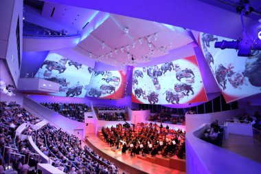 MIAMI, FLORIDA - 20 HAZİRAN 2018 The New World Symphony, konser salonu yelkenleri projeksiyonlarıyla görsel ve işitsel performanslar yaratarak 7 yılı kutluyor.