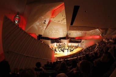 MIAMI, FLORIDA - 20 HAZİRAN 2018 The New World Symphony, konser salonu yelkenleri projeksiyonlarıyla görsel ve işitsel performanslar yaratarak 7 yılı kutluyor.