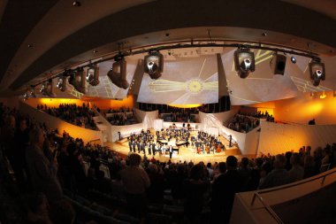 MIAMI, FLORIDA - 20 HAZİRAN 2018 The New World Symphony, konser salonu yelkenleri projeksiyonlarıyla görsel ve işitsel performanslar yaratarak 7 yılı kutluyor.