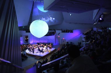 MIAMI, FLORIDA - 20 HAZİRAN 2018 The New World Symphony, konser salonu yelkenleri projeksiyonlarıyla görsel ve işitsel performanslar yaratarak 7 yılı kutluyor.