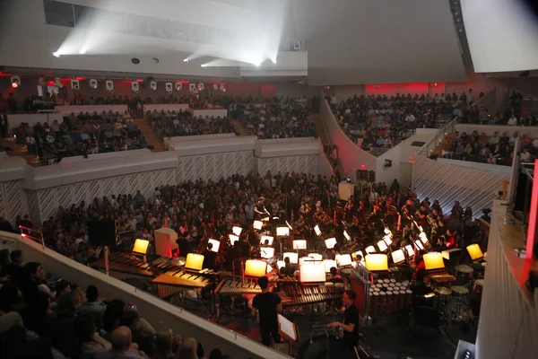 MIAMI, FLORIDA - 20 HAZİRAN 2018 The New World Symphony, konser salonu yelkenleri projeksiyonlarıyla görsel ve işitsel performanslar yaratarak 7 yılı kutluyor.