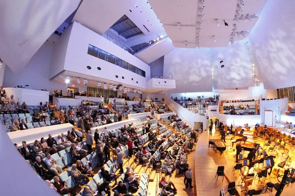 Miami Florida 2018年1月20日新世界交響楽団は コンサートホールの帆に投影された7年間の視聴覚パフォーマンスを祝う — ストック写真