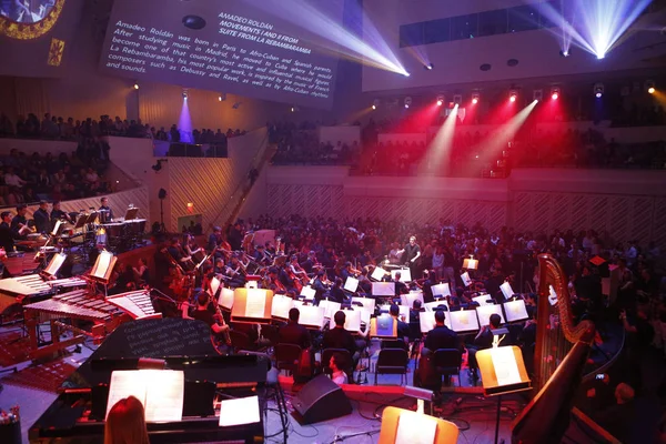 Miami Florida 2018年1月20日新世界交響楽団は コンサートホールの帆に投影された7年間の視聴覚パフォーマンスを祝う — ストック写真