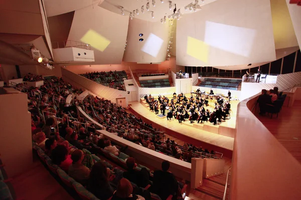 MIAMI, FLORIDA - 20 HAZİRAN 2018 The New World Symphony, konser salonu yelkenleri projeksiyonlarıyla görsel ve işitsel performanslar yaratarak 7 yılı kutluyor.