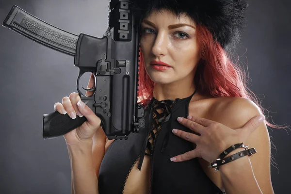 Rambut Merah Muda Dengan Pistol — Stok Foto