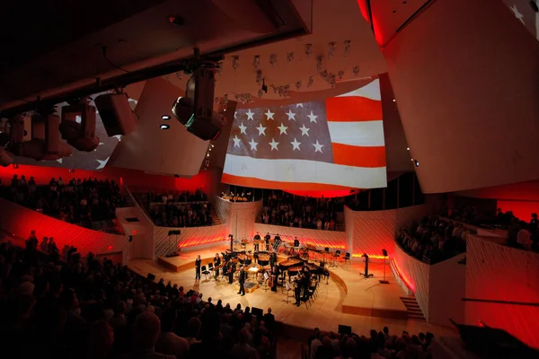 Miami Florida 2018年1月20日新世界交響楽団は コンサートホールの帆に投影された7年間の視聴覚パフォーマンスを祝う ストック写真