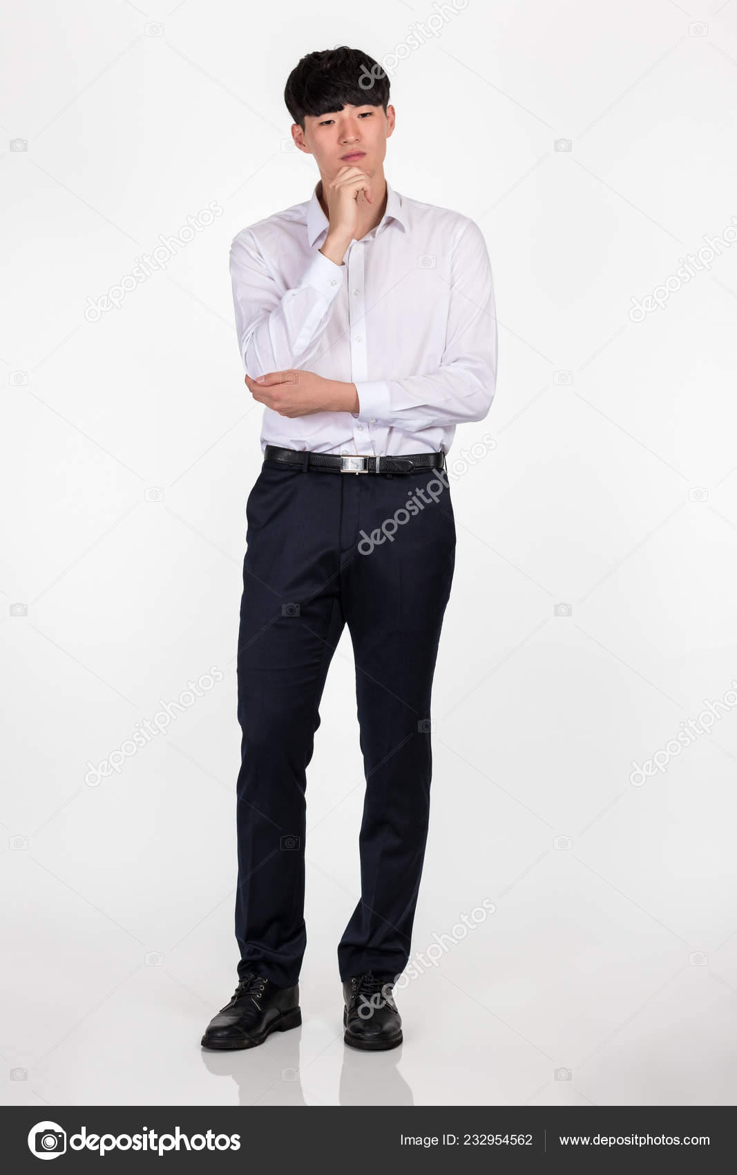 Ritratto Dello Studio Uomo Affari Dell Asia Orientale Che Indica Foto Stock C Sunghee Kang