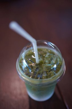 Tahta masada bir fincan süt yeşil çay, arka plan için fotokopi alanı.